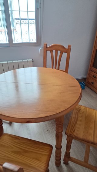 Mesa de madera con 4 sillas