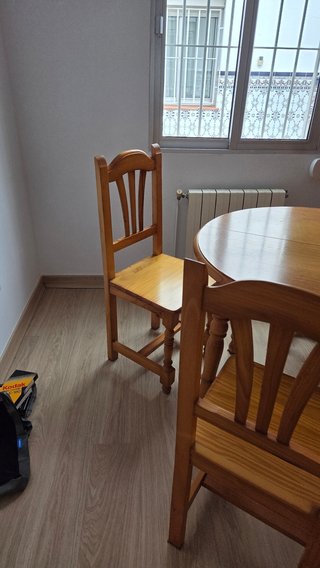 Mesa de madera con 4 sillas