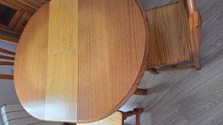 Mesa de madera con 4 sillas