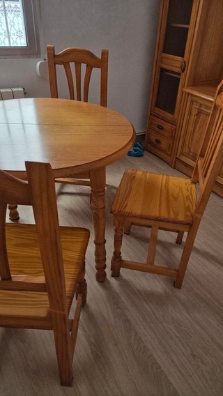 Mesa de madera con 4 sillas