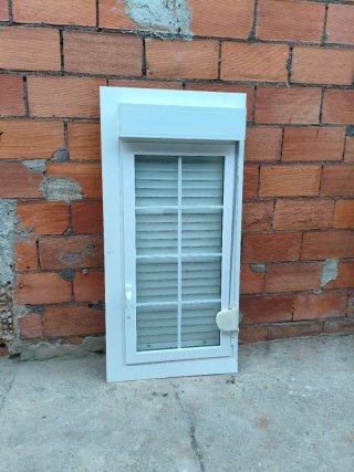 Ventana aluminio abatible blanca