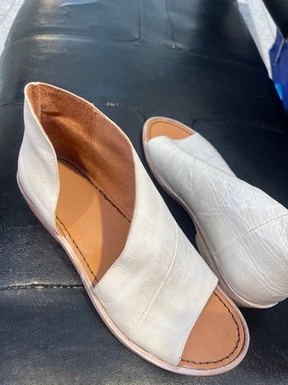 Sandalias de piel blancas y marrones