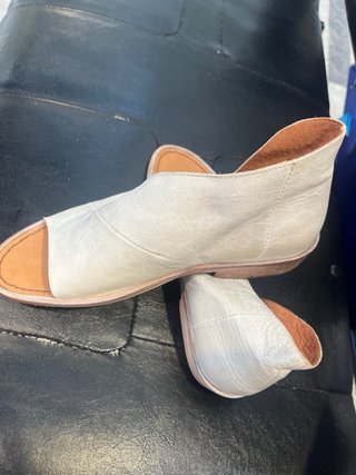 Sandalias de piel blancas y marrones