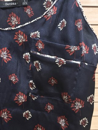Camisa Bershka floral negra talla S