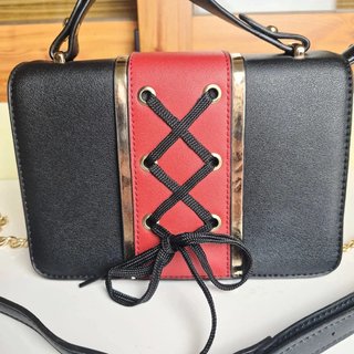 Bolso bandolera negro y rojo elegante con cadena d