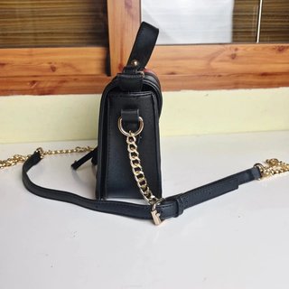 Bolso bandolera negro y rojo elegante con cadena d