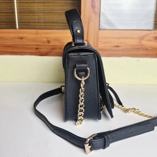 Bolso bandolera negro y rojo elegante con cadena d
