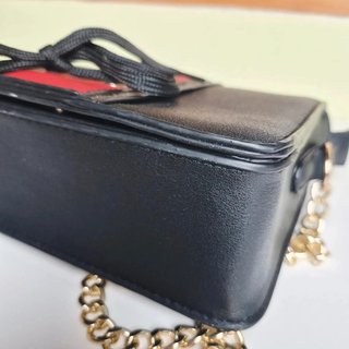 Bolso bandolera negro y rojo elegante con cadena d