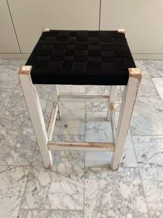 Banqueta artesanal tejida negra y blanca