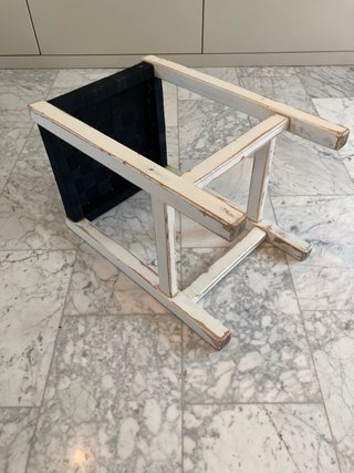 Banqueta artesanal tejida negra y blanca