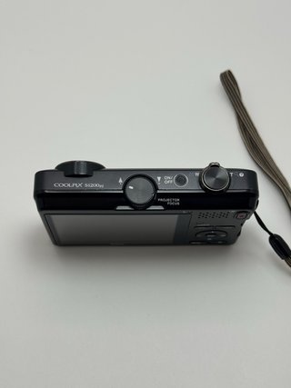 Nikon Coolpix S1200pj con proyector