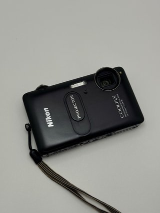 Nikon Coolpix S1200pj con proyector