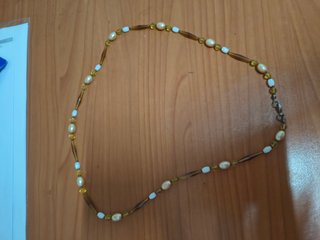 Collar de perlas y cuentas doradas