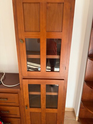 Mueble de salón madera con vitrina
