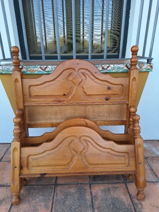Cabecero de madera y dos pieceros