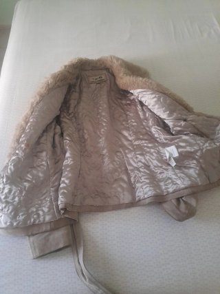 Chaquetón beige con cuello de pelo