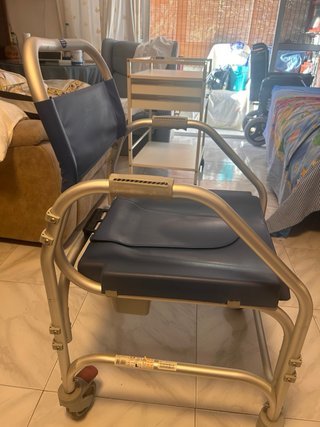 Silla  sanitaria de baño con ruedas y frenos nueva