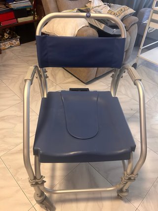 Silla  sanitaria de baño con ruedas y frenos nueva