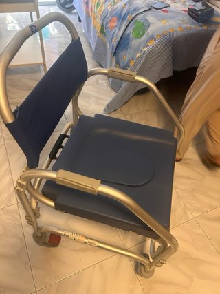 Silla  sanitaria de baño con ruedas y frenos nueva