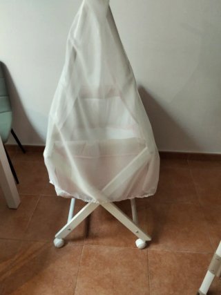 Cuna bebé rosa con dosel