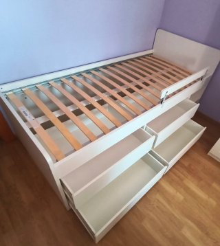 Cama juvenil con colchón y escritorio