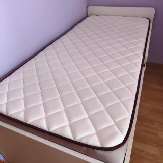 Cama juvenil con colchón y escritorio