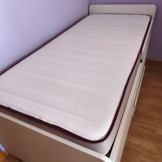 Cama juvenil con colchón y escritorio