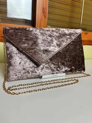 Bolso clutch Marypaz terciopelo marrón con cadena