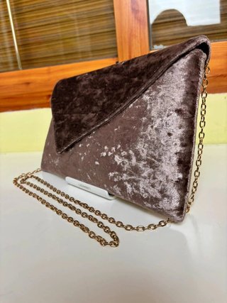 Bolso clutch Marypaz terciopelo marrón con cadena