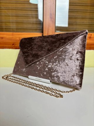 Bolso clutch Marypaz terciopelo marrón con cadena