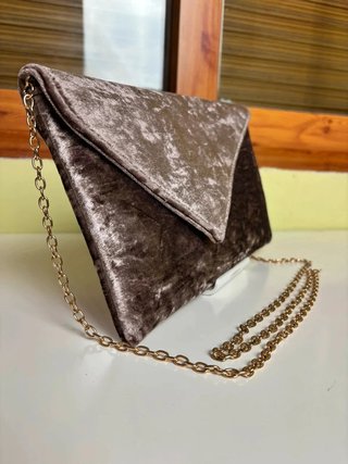 Bolso clutch Marypaz terciopelo marrón con cadena