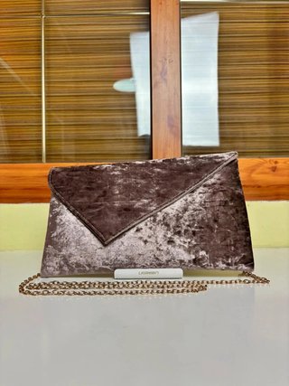 Bolso clutch Marypaz terciopelo marrón con cadena