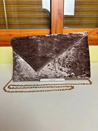 Bolso clutch Marypaz terciopelo marrón con cadena