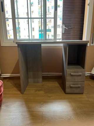 Escritorio compacto con cajones y estante