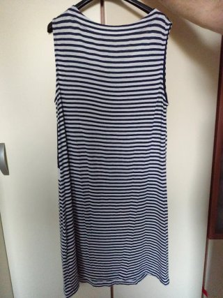 Vestito estivo a righe blu e bianche