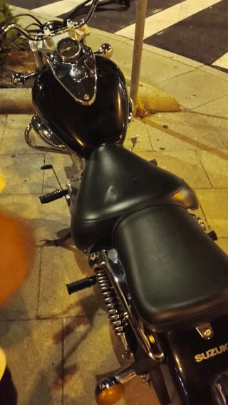 Suzuki Cruiser Negra y Plateada