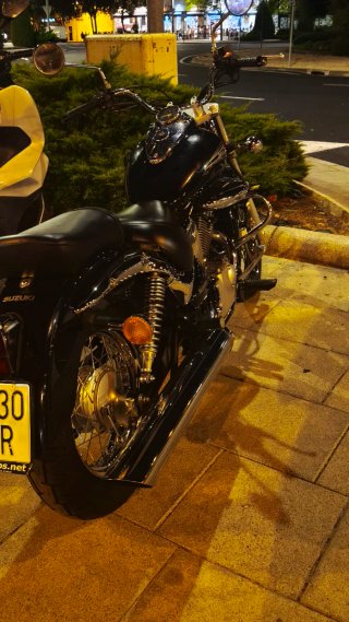 Suzuki Cruiser Negra y Plateada