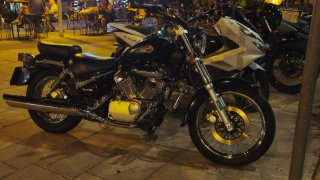 Suzuki Cruiser Negra y Plateada