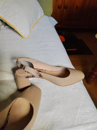 Zapatos tacón beige con estampado serpiente
