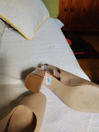 Zapatos tacón beige con estampado serpiente