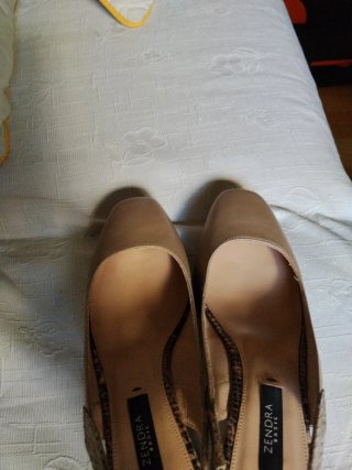 Zapatos tacón beige con estampado serpiente