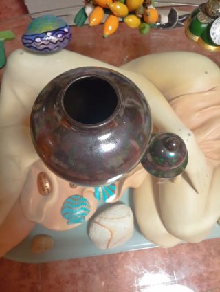 Bombonera cerámica violácea y negra iridiscente