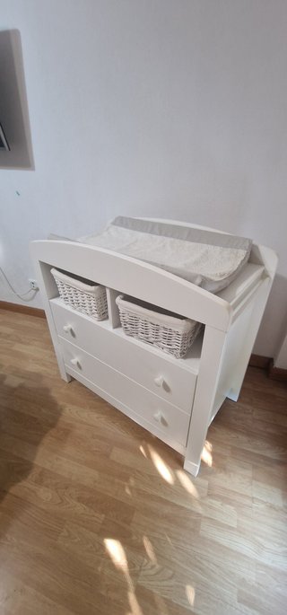 Cambiador de bebé blanco con cajones y cestas