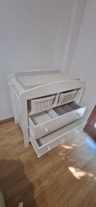 Cambiador de bebé blanco con cajones y cestas