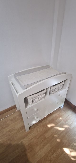 Cambiador de bebé blanco con cajones y cestas