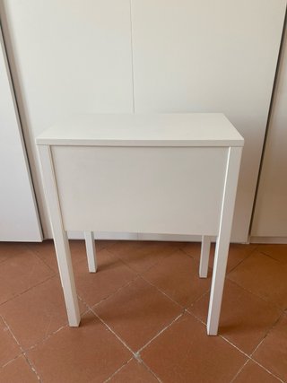 Mesita de noche blanca