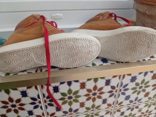 Botas Marrones y Rojas