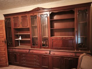 Mueble de salón de madera y cristal