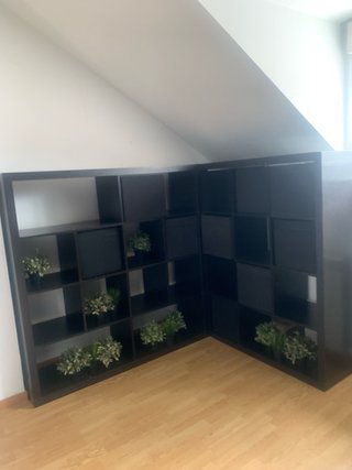 Estantería rinconera negra de madera