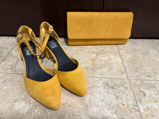 Bolso y zapatos de tacón amarillos mostaza